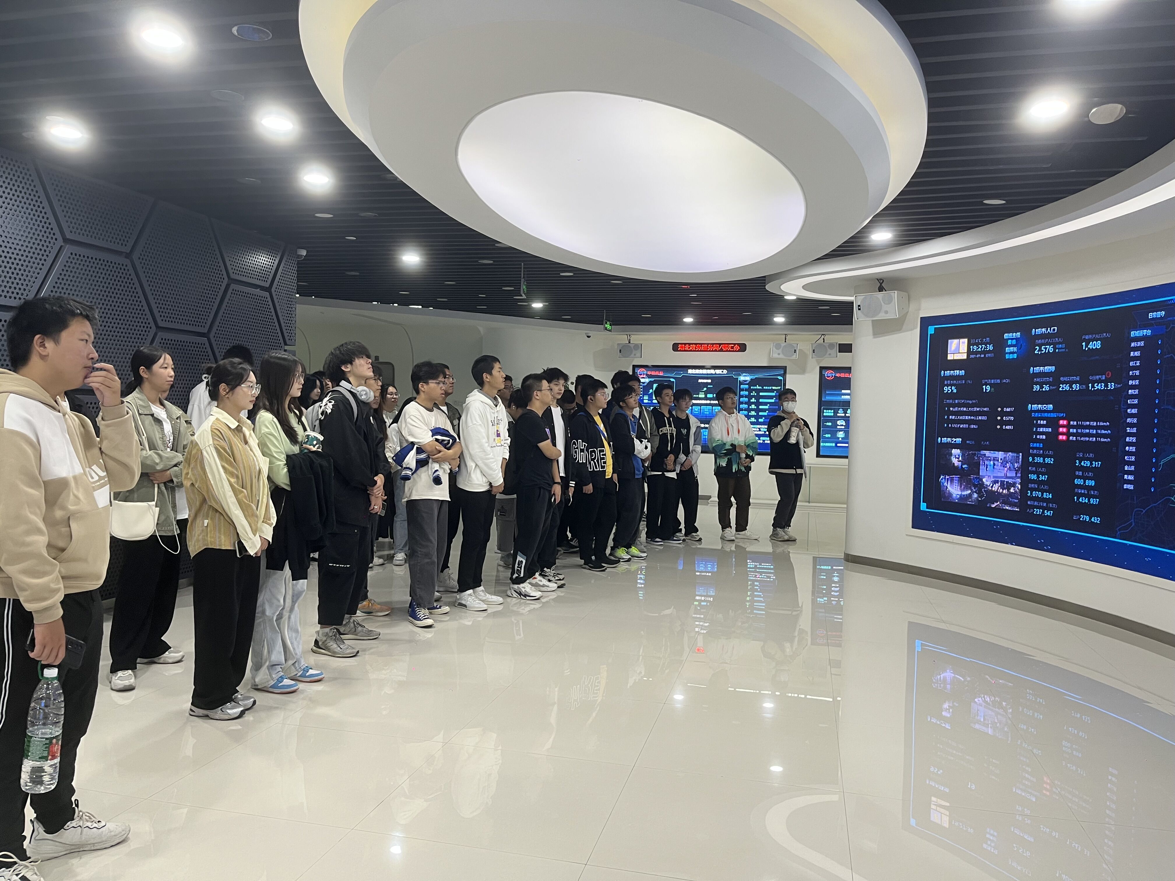 了解专业前景 感受工匠精神——雷竞技组织学生参观中信科集